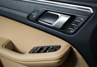 Подержанный автомобиль Porsche Macan 2020 года (19 фото)