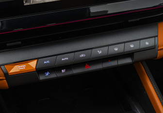 Подержанный автомобиль Changan UNI-V 2023 года (17 фото)