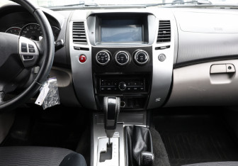 Подержанный автомобиль Mitsubishi Pajero Sport 2014 года (15 фото)