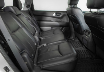 Подержанный автомобиль Nissan Pathfinder 2015 года (10 фото)