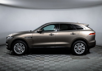 Подержанный автомобиль Jaguar F-Pace 2016 года (9 фото)
