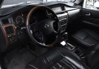 Подержанный автомобиль Nissan Patrol 2005 года (12 фото)