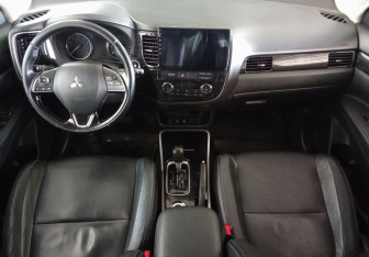 Подержанный автомобиль Mitsubishi Outlander 2017 года (9 фото)