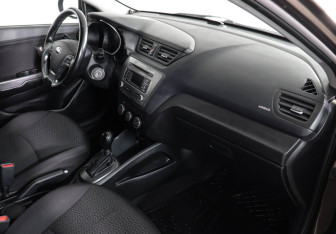 Подержанный автомобиль Kia Rio Hatchback 2017 года (10 фото)