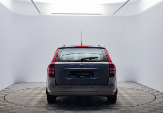 Подержанный автомобиль Kia Ceed Wagon 2007 года (6 фото)