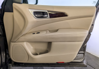 Подержанный автомобиль Nissan Pathfinder 2014 года (26 фото)