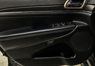 Подержанный автомобиль Jeep Grand Cherokee 2014 года (16 фото)