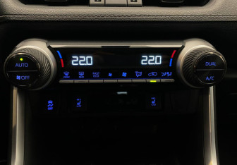 Подержанный автомобиль Toyota RAV4 2021 года (15 фото)