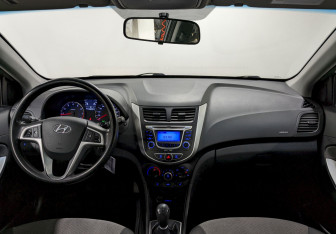 Подержанный автомобиль Hyundai Solaris Hatchback 2012 года (21 фото)