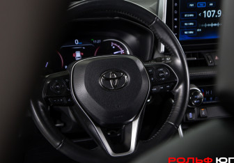 Подержанный автомобиль Toyota RAV4 2021 года (11 фото)