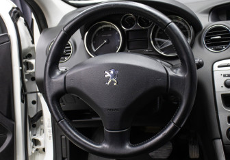 Подержанный автомобиль Peugeot 308 Hatchback 2010 года (17 фото)