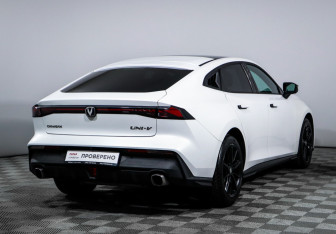 Подержанный автомобиль Changan UNI-V 2022 года (5 фото)