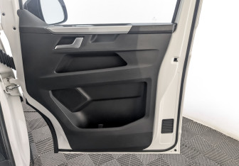 Подержанный автомобиль Volkswagen Multivan 2020 года (26 фото)