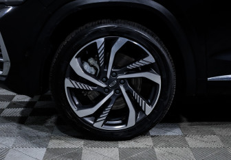 Подержанный автомобиль Geely Monjaro 2023 года (15 фото)