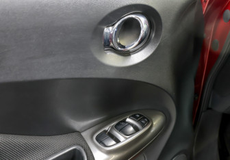 Подержанный автомобиль Nissan Juke 2012 года (17 фото)