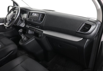 Подержанный автомобиль Peugeot Traveller 2018 года (10 фото)