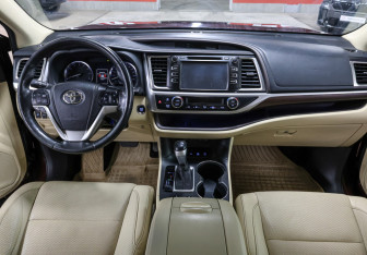 Подержанный автомобиль Toyota Highlander 2014 года (11 фото)
