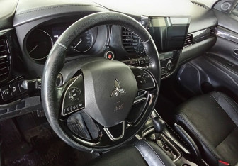 Подержанный автомобиль Mitsubishi Outlander 2017 года (12 фото)