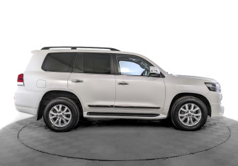 Подержанный автомобиль Toyota Land Cruiser Suv 2016 года (4 фото)