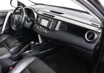 Подержанный автомобиль Toyota RAV4 2014 года (10 фото)