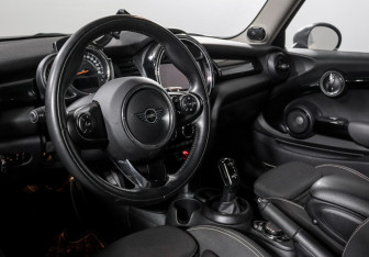 Подержанный автомобиль MINI Hatch 2018 года (14 фото)