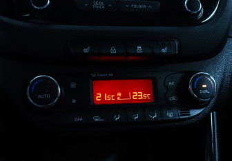 Подержанный автомобиль Kia Ceed Hatchback 2016 года (17 фото)