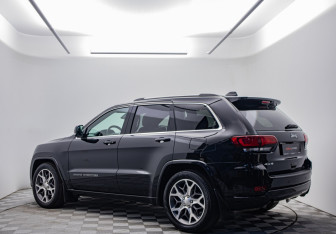 Подержанный автомобиль Jeep Grand Cherokee 2021 года (7 фото)
