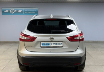 Подержанный автомобиль Nissan Qashqai 2017 года (6 фото)
