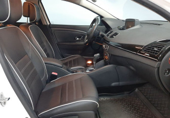 Подержанный автомобиль Renault Fluence 2013 года (10 фото)