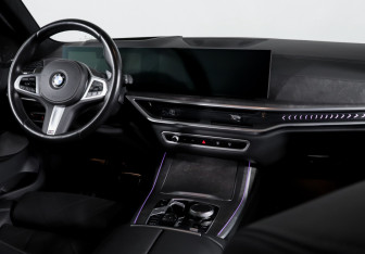 Подержанный автомобиль BMW X7 2022 года (12 фото)