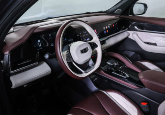 Подержанный автомобиль Geely Monjaro 2023 года (15 фото)