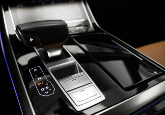 Подержанный автомобиль Audi Q8 2019 года (21 фото)