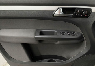 Подержанный автомобиль Volkswagen Touran 2013 года (14 фото)