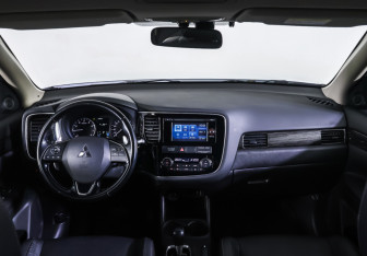 Подержанный автомобиль Mitsubishi Outlander 2015 года (17 фото)