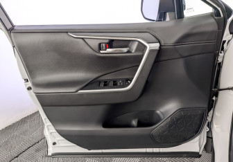 Подержанный автомобиль Toyota RAV4 2021 года (19 фото)