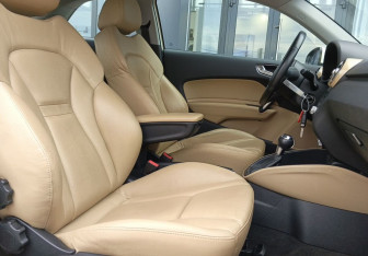 Подержанный автомобиль Audi A1 2010 года (21 фото)