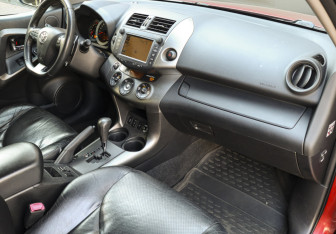 Подержанный автомобиль Toyota RAV4 2010 года (9 фото)