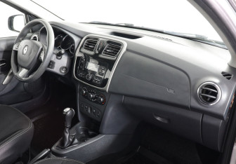 Подержанный автомобиль Renault Logan Sedan 2017 года (6 фото)