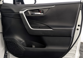Подержанный автомобиль Toyota RAV4 2024 года (25 фото)