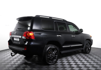 Подержанный автомобиль Toyota Land Cruiser Suv 2012 года (5 фото)