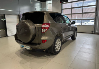 Подержанный автомобиль Toyota RAV4 2011 года (4 фото)