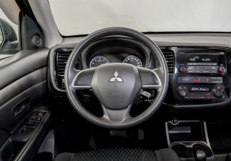 Подержанный автомобиль Mitsubishi Outlander 2014 года (21 фото)