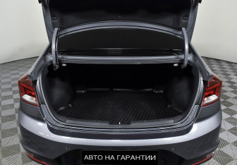 Подержанный автомобиль Hyundai Elantra Sedan 2019 года (17 фото)