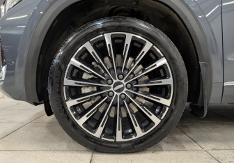 Подержанный автомобиль Geely Monjaro 2025 года (12 фото)