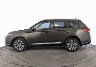 Подержанный автомобиль Mitsubishi Outlander 2021 года (8 фото)