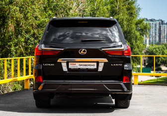 Подержанный автомобиль Lexus LX 2017 года (5 фото)