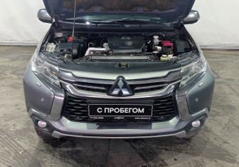 Подержанный автомобиль Mitsubishi Pajero Sport 2017 года (20 фото)