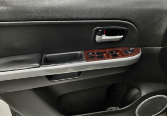 Подержанный автомобиль Suzuki Grand Vitara 2008 года (16 фото)