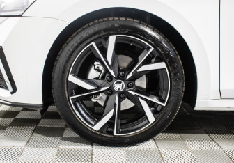 Подержанный автомобиль Skoda Octavia Liftback 2023 года (17 фото)