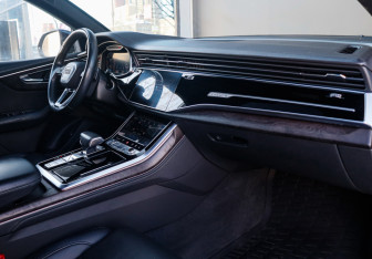 Подержанный автомобиль Audi Q8 2019 года (9 фото)